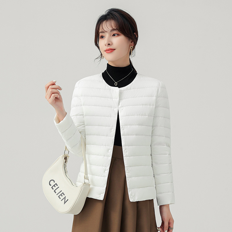 最新时尚轻盈薄款羽绒服女,冬季必备之选