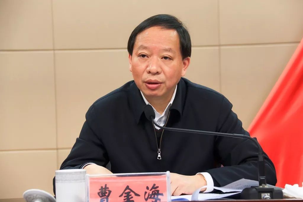 丁绣峰展现坚定领导力,时代先锋的最新动态