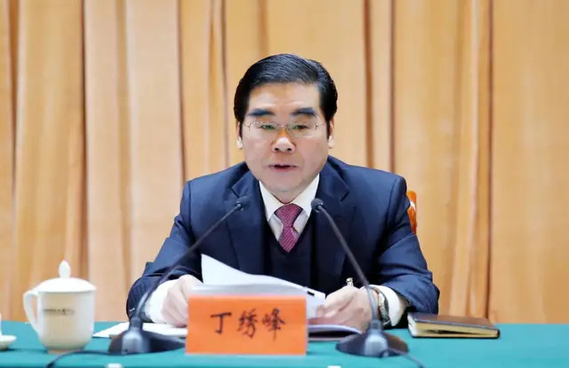 丁绣峰展现坚定领导力,时代先锋的最新动态